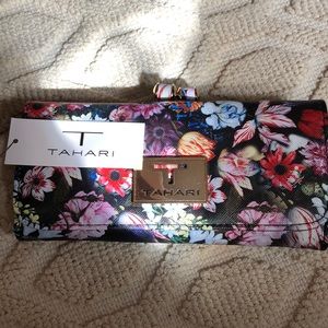 ❤️❤️❤️TAHARI Clutch style Wallet